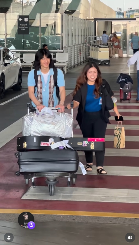 MadameMount's tweet image. ความหล่อเท่ น้องเจ้าสมุทร ลูกชายคนเล็ก เจ เจตริน-ปิ่น เก็จมณี กลับมาจากต่างประเทศแล้ว ช่วงสงกรานต์นี้ครอบครัวก็จะพร้อมหน้ากันมากขึ้น พ่อเจ ได้โพสต์คลิปที่ไปรับลูกชายที่สนามบิน พร้อมกับแคปชั่นว่า "Welcome home @jjaosmutt เจ้าสมุทร #summerbreak #jaosmut"