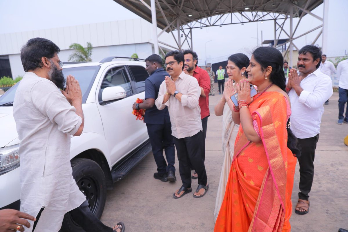 JanaSenaParty's tweet photo. ఆంధ్ర విశ్వ విద్యాలయంలో నిర్వహిస్తున్న మెగా కల్చరల్ ఫెస్ట్ లో పాల్గొనేందుకు విశాఖ విమానాశ్రయానికి చేరుకున్న ఉప ముఖ్యమంత్రి శ్రీ @PawanKalyan గారు. ఆయనకు జనసేన నేతలు ఘన స్వాగతం పలికారు.
అక్కడ ప్రజల నుంచి వినతులు స్వీకరించి, వారి సమస్యలను అడిగి తెలుసుకున్నారు https://t.co/GuTkKZWtvf
