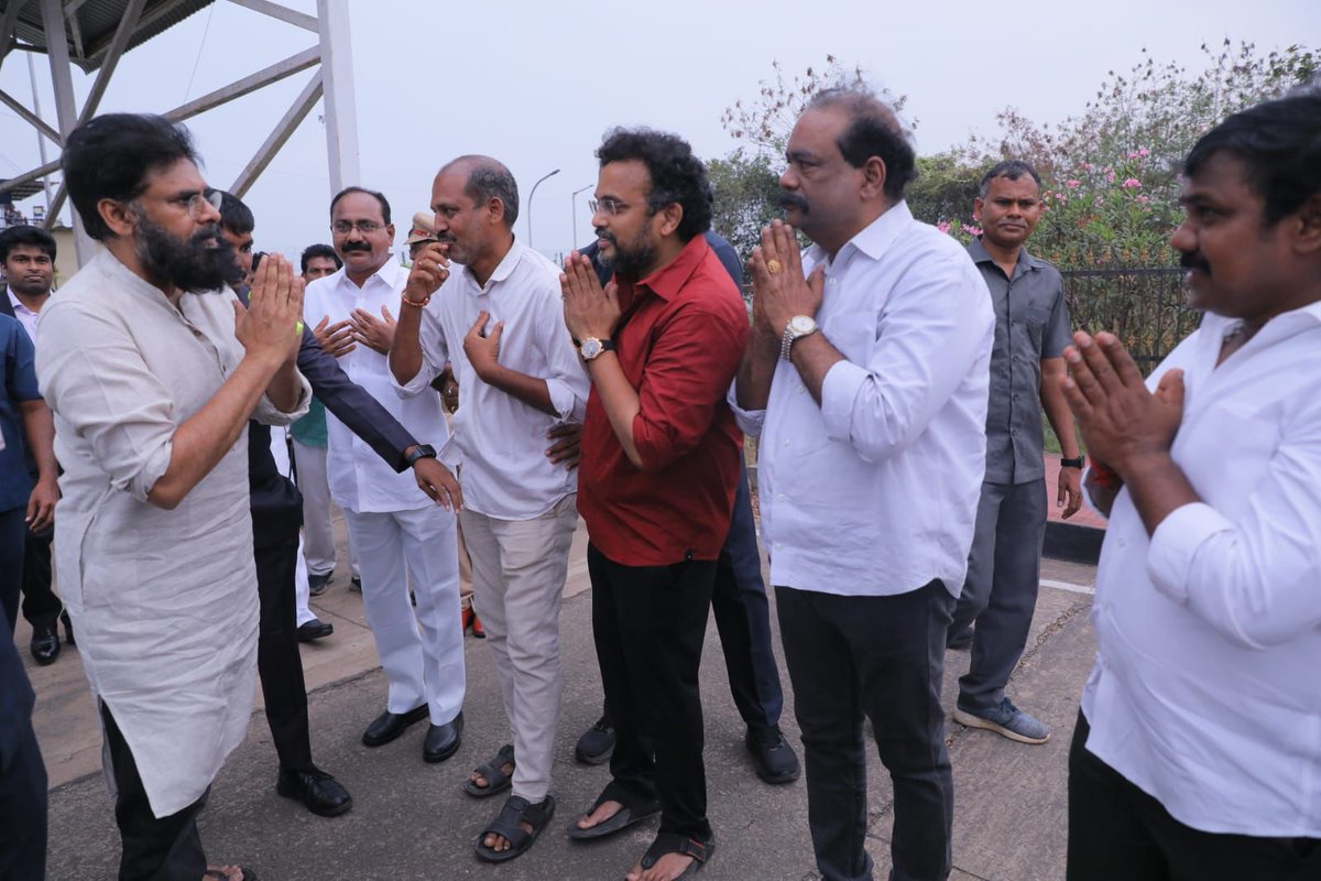 JanaSenaParty's tweet photo. ఆంధ్ర విశ్వ విద్యాలయంలో నిర్వహిస్తున్న మెగా కల్చరల్ ఫెస్ట్ లో పాల్గొనేందుకు విశాఖ విమానాశ్రయానికి చేరుకున్న ఉప ముఖ్యమంత్రి శ్రీ @PawanKalyan గారు. ఆయనకు జనసేన నేతలు ఘన స్వాగతం పలికారు.
అక్కడ ప్రజల నుంచి వినతులు స్వీకరించి, వారి సమస్యలను అడిగి తెలుసుకున్నారు https://t.co/GuTkKZWtvf