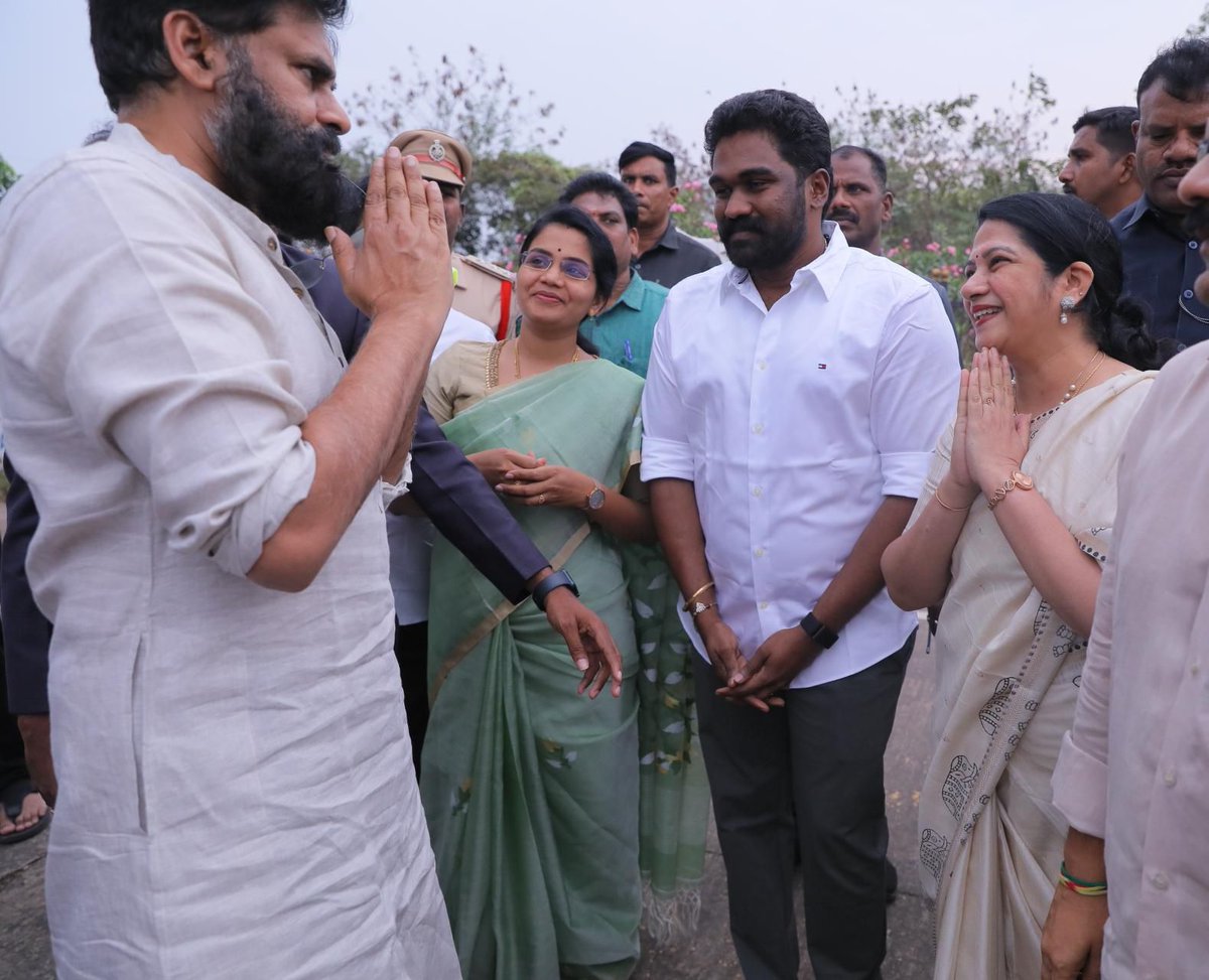 ఆంధ్ర విశ్వ విద్యాలయంలో నిర్వహిస్తున్న మెగా కల్చరల్ ఫెస్ట్ లో పాల్గొనేందుకు విశాఖ విమానాశ్రయానికి చేరుకున్న ఉప ముఖ్యమంత్రి శ్రీ <a href="/PawanKalyan/">Pawan Kalyan</a> గారు. ఆయనకు జనసేన నేతలు ఘన స్వాగతం పలికారు.
అక్కడ ప్రజల నుంచి వినతులు స్వీకరించి, వారి సమస్యలను అడిగి తెలుసుకున్నారు