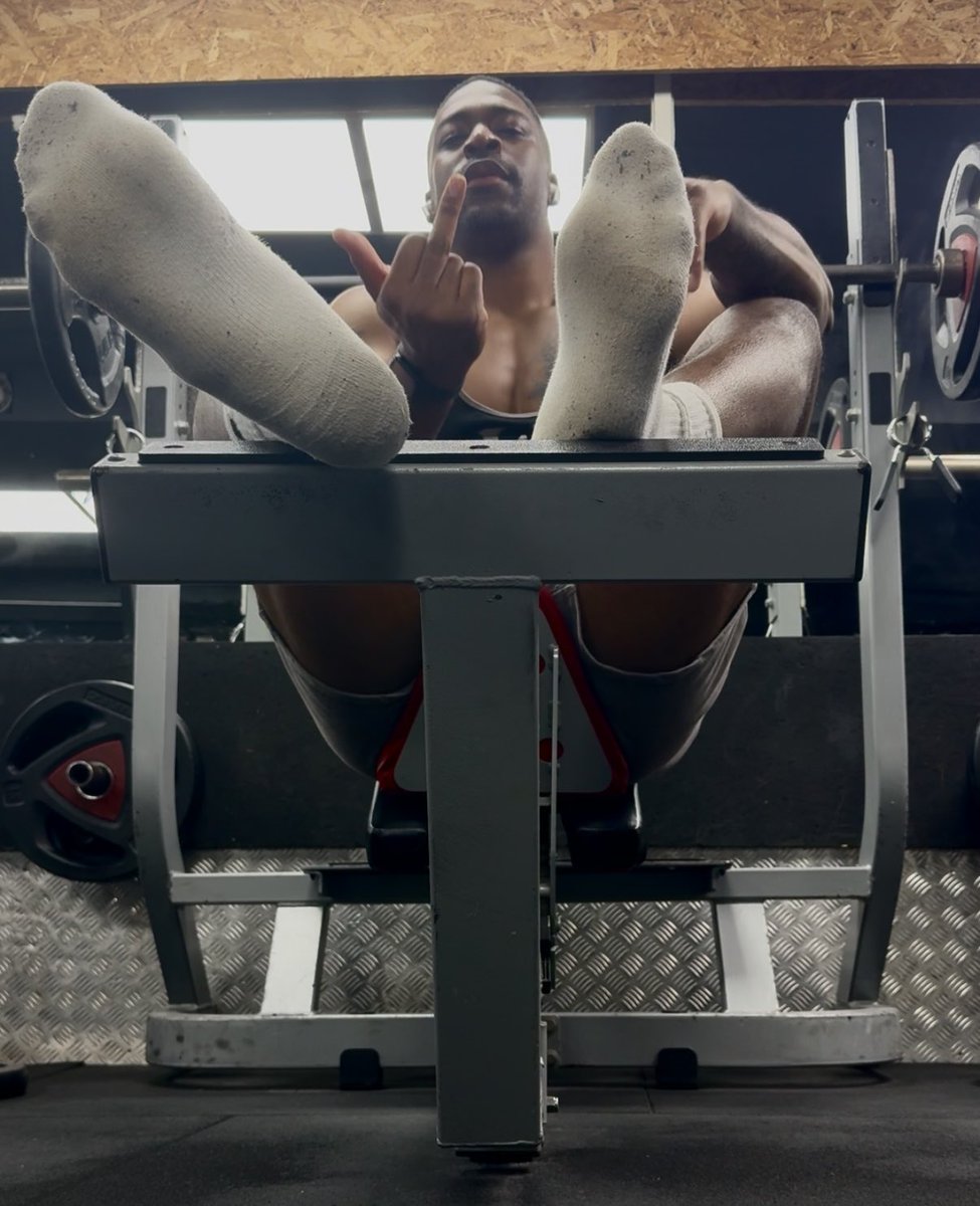 master1choc's tweet photo. Serving is a privilege so approach correctly 

#Footfetish #Cashmaster #SockWorship #Soles #Footdomination #SweatyFeet https://t.co/4YdRZIBVy8