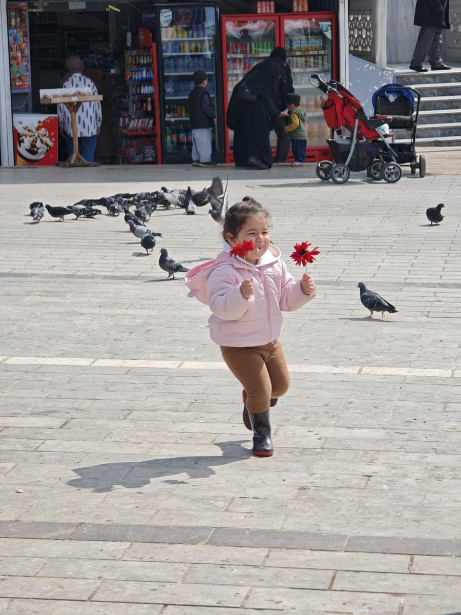1imza's tweet photo. Rabbim her çocuğun adımlarını böyle neşeyle, yollarını böyle çiçeklerle bezesin. O masum gülüşün hiç eksilmesin ki dünya hala güzel bir yer olduğuna inansın. ❤️ https://t.co/hUc2oiaFCo