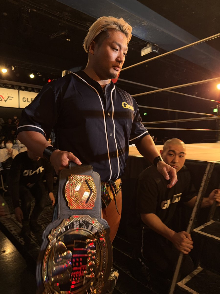 gin9603's tweet photo. 今日はGLEATで田村ハヤト選手の
試合を観戦！のはずが5分ないだと!?

もっとラリアットとかコーナーからの
タックルとか色々見たいんじゃあ😭
2人いっぺんに投げたパワープレーは◎！

服着ててもその分厚さがわかるのが
プロレスラーを体現してていい

次回の試合も楽しみや！

#田村ハヤト
#GLEAT https://t.co/JmYCUemsHy
