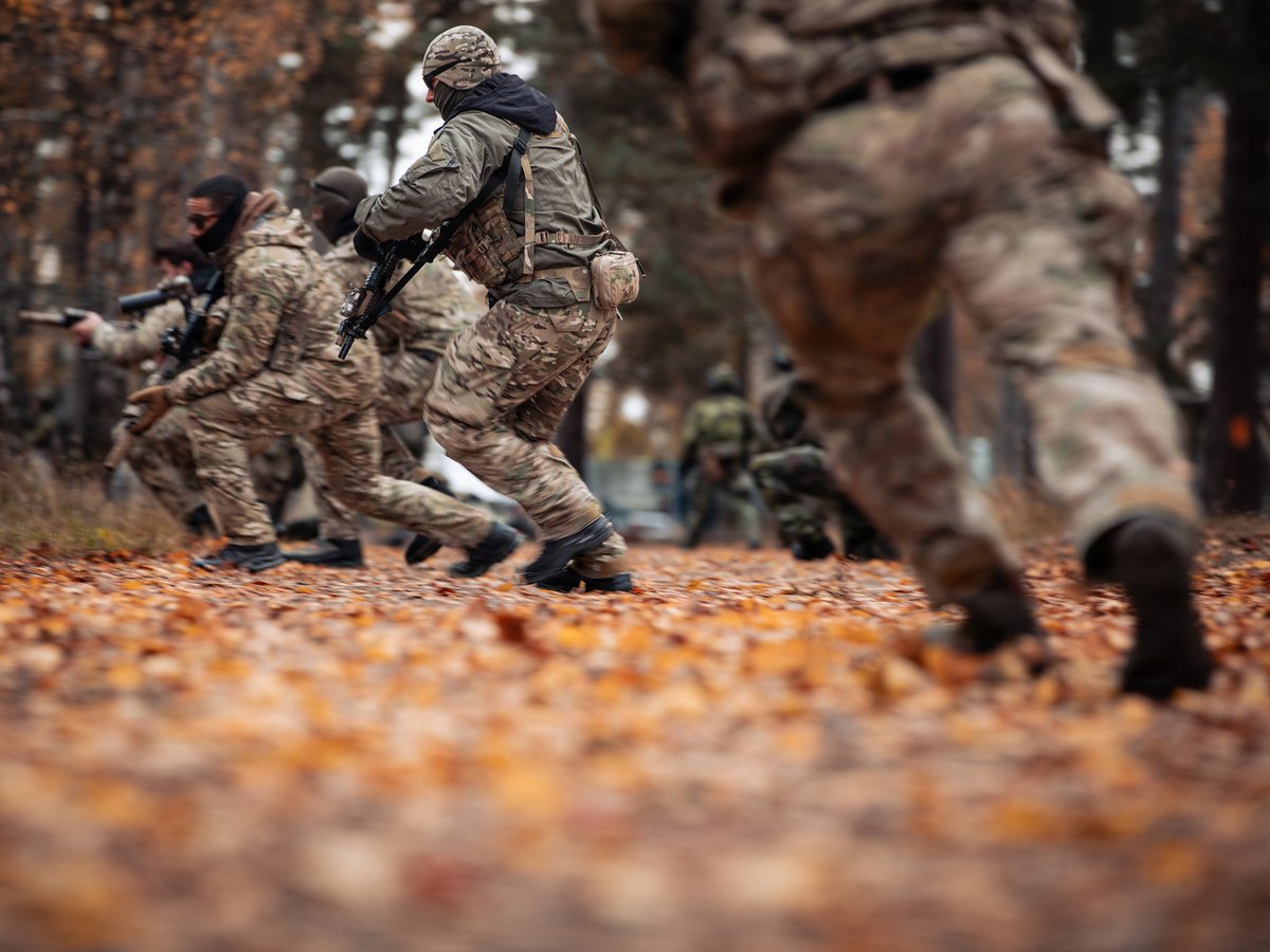 US_SOCEUR's tweet image. A year later, we're still #StrongerTogether! 🕰️

Looking back as 10th SFG (Airborne) Green Berets &amp;amp; Swedish K3 Rangers lock arms for defense training during Adamant Serpent 26.

Our partnership keeps us ready for anything, anywhere! 💪🇺🇸🇸🇪

@NATO_SOF | @USSOCOM | @usembsweden
