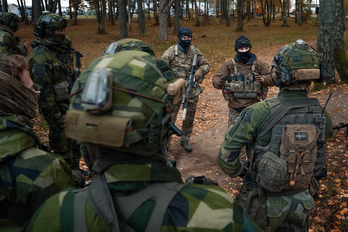 US_SOCEUR's tweet image. A year later, we're still #StrongerTogether! 🕰️

Looking back as 10th SFG (Airborne) Green Berets &amp;amp; Swedish K3 Rangers lock arms for defense training during Adamant Serpent 26.

Our partnership keeps us ready for anything, anywhere! 💪🇺🇸🇸🇪

@NATO_SOF | @USSOCOM | @usembsweden
