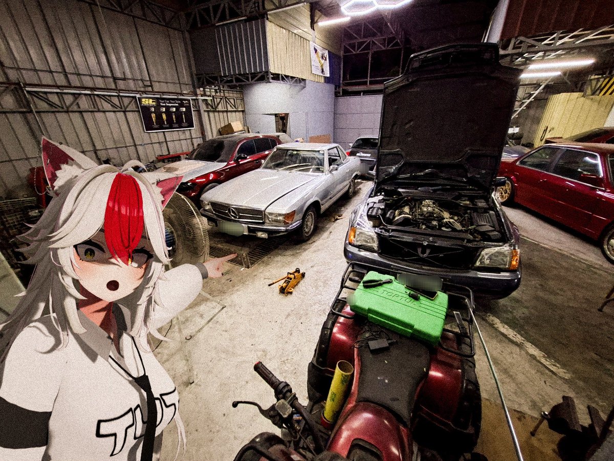 EmiKuruma's tweet photo. WTF chat I kinda lost it when I saw the 280SL Pagoda... But now there's a frikin' SL55 AMG beside it!!! 

Bonus: an M54 Supercharged E30!

Playing around with out Fujifilm X-T30 III! The film simulations and recipes are tickling my creativity 😌. 

#280SL #SL55 #E30 #FujiFilm https://t.co/VpCPCivPCi