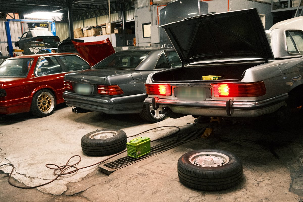EmiKuruma's tweet photo. WTF chat I kinda lost it when I saw the 280SL Pagoda... But now there's a frikin' SL55 AMG beside it!!! 

Bonus: an M54 Supercharged E30!

Playing around with out Fujifilm X-T30 III! The film simulations and recipes are tickling my creativity 😌. 

#280SL #SL55 #E30 #FujiFilm https://t.co/VpCPCivPCi