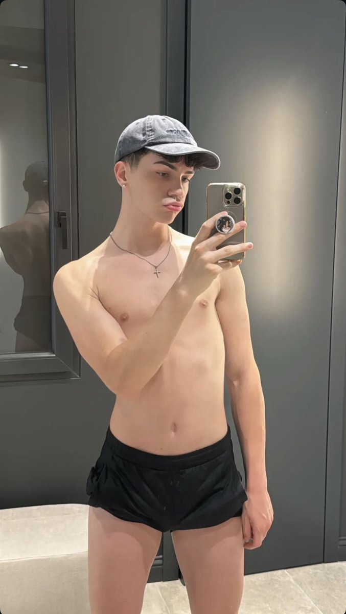 AllenJoshusa5's tweet photo. Am I qualified to be ur bf? 😔 https://t.co/XvJFCkU0s3