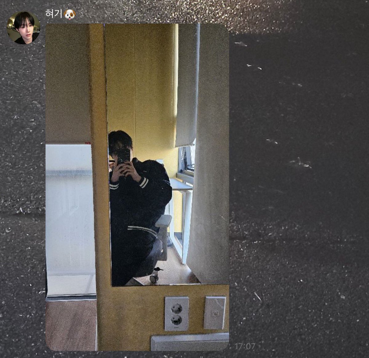 BarleySoda_'s tweet photo. 퍼피's 핸드폰 잡는 자세
（feat.퍼피 주인） https://t.co/wfspiWbGHs