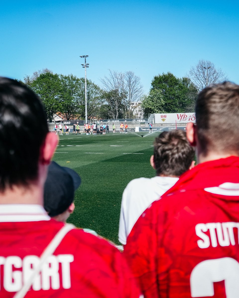 VfB's tweet image. Volles Haus beim öffentlichen Training unserer Jungs am Mittwoch.
Wir machen uns bereit für den HSV am Wochenende!

#VfB | #VfB1893 | #Training