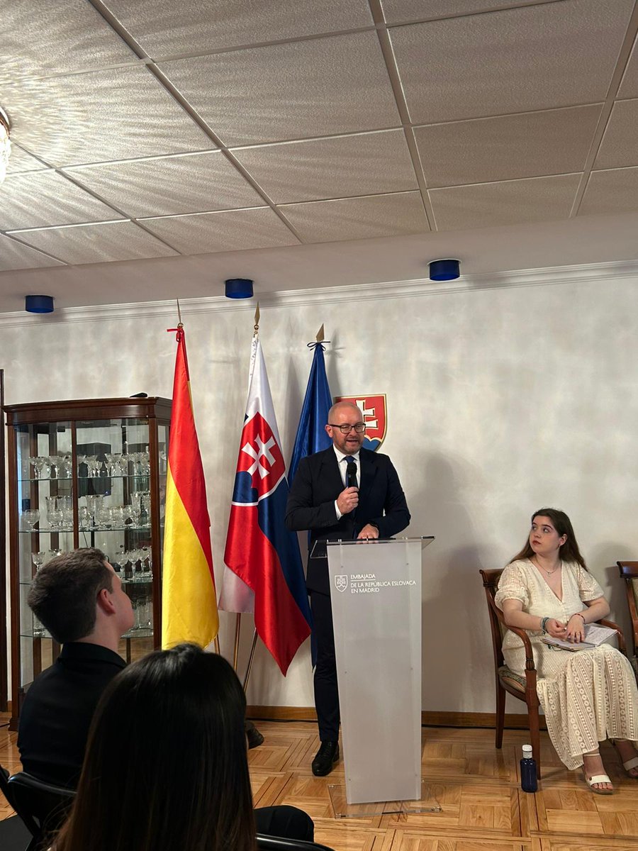SlovakiainSpain's tweet photo. Gran jornada en los @spainbeta 2026! Jóvenes líderes de universidades 🇪🇦 debatieron en nuestra Embajada sobre defensa común y migración climática.
​diálogo pragmático sobre la soberanía tecnológica de 🇪🇺 y retos de la agricultura sostenible.
​📺 Más aquí: https://t.co/f6O0LjHDZg https://t.co/sRPx5eCNZ8