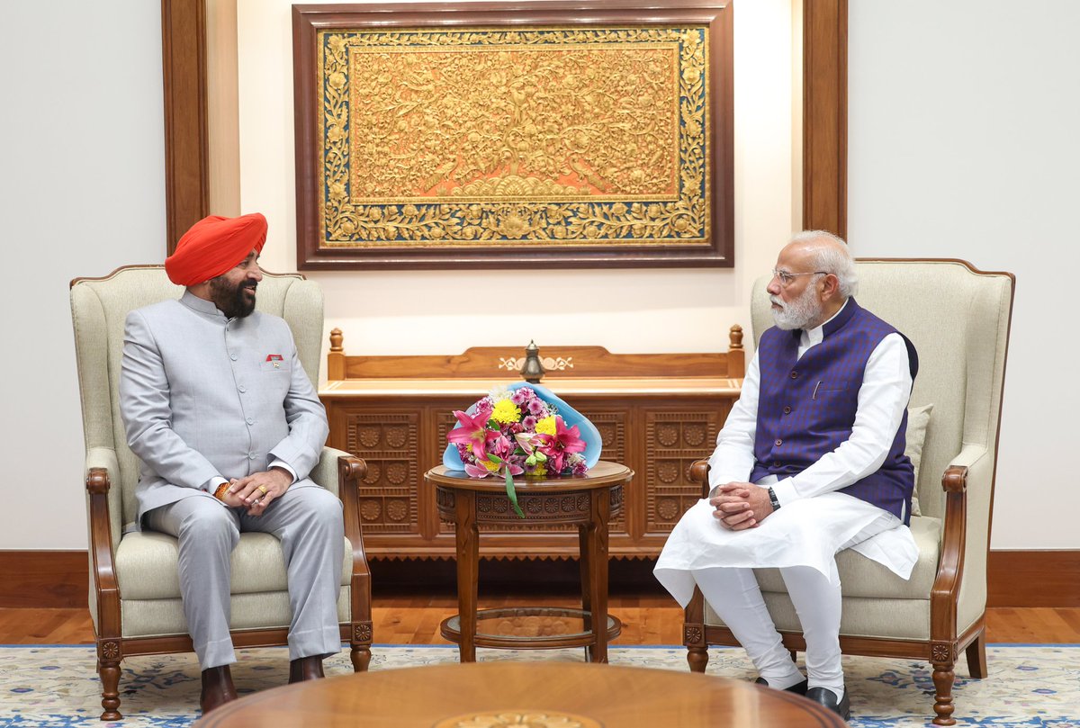 PMOIndia's tweet photo. Governor of Uttarakhand, @LtGenGurmit, met Prime Minister @narendramodi. https://t.co/RmOu3hXGPi
