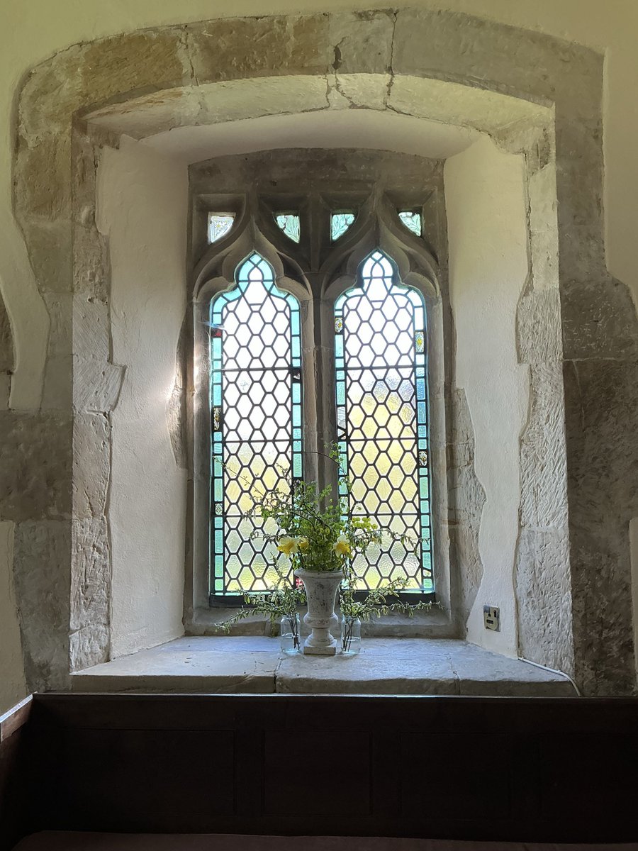 graysing's tweet photo. #WindowsonWednesday window and some remaining Easter flowers…
#Penhurst #Sussex https://t.co/rQz5n7rnnp