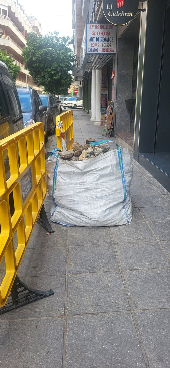 gilmedin's tweet photo. @Ayto_Sevilla  3 dias ese saco de piedras en medio de la acera en Virgen de Regla,  no pudiendo pasar ni carros de bebe ni personas mayores en sillas de ruedas...a q esparan para quitarlo? https://t.co/8X8XJaULbx