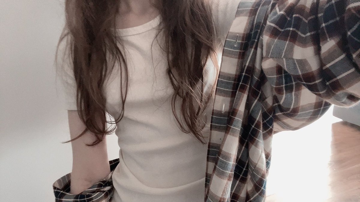 vivichka0's tweet photo. i am lowkey still kinda skinny but my thighs look horrendous fr https://t.co/72a1KR3ifK