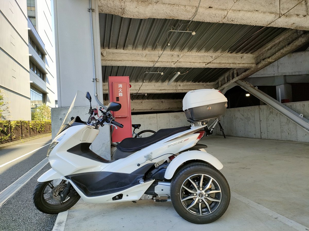 TomoChannel_3's tweet photo. 欲しいラグがあったので、1時間走ってIKEA立川へ🛵
丸めてある大砲みたいなラグを背負って、玄関マットも購入して（ボックスに入った）買い物ツーリングでした✌️
バイク駐輪場も3箇所もあってナイス👍
また行こうっと。
#トライク https://t.co/tbmZxVKGCL