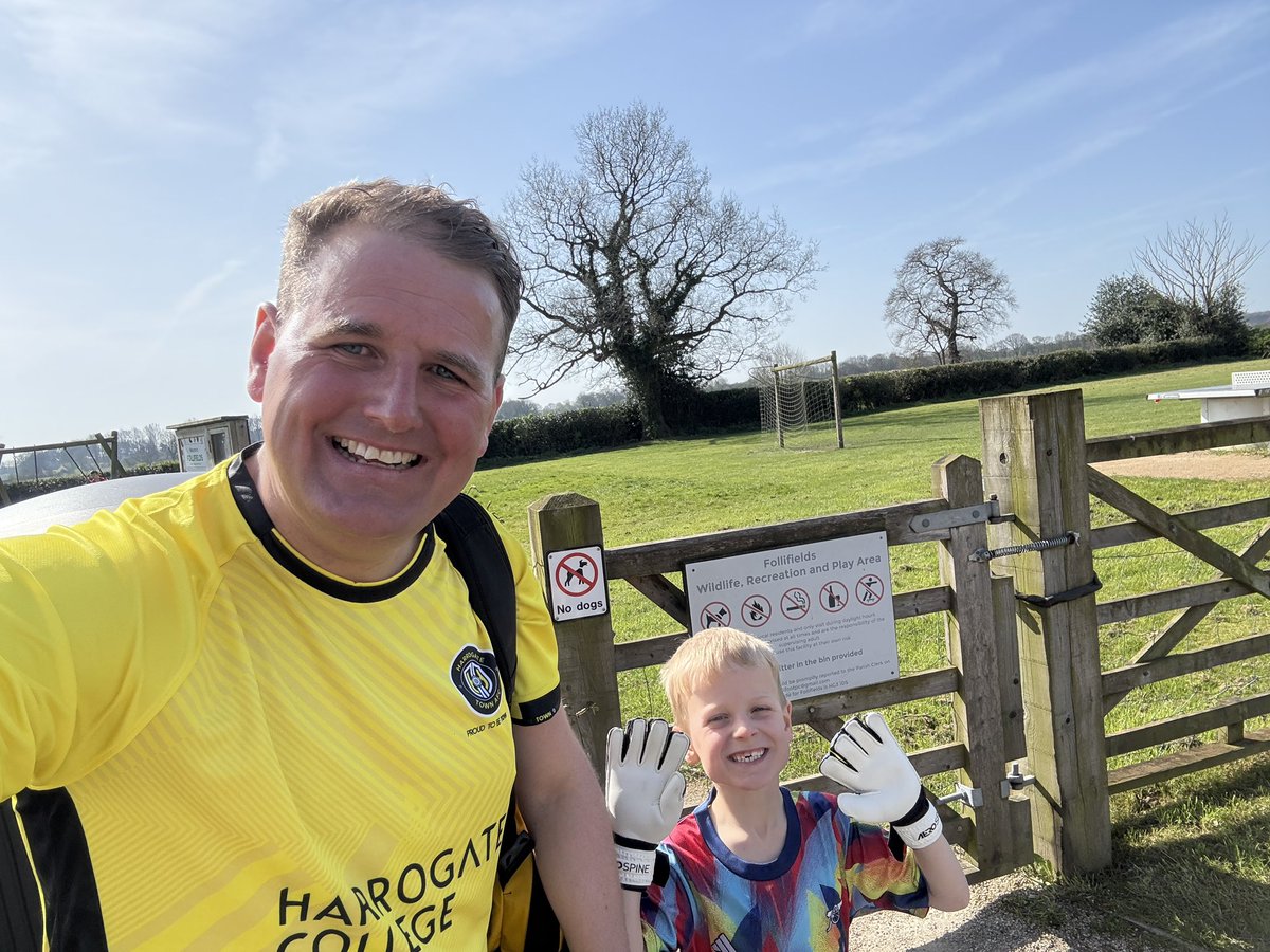mrwebleyteach's tweet image. It’s Easter holidays football training run by Dad! Liking my @HarrogateTown shirt, just a tenner at the stadium Monday. Even got my employer @HarrogateColl on the front! #harrogate #football