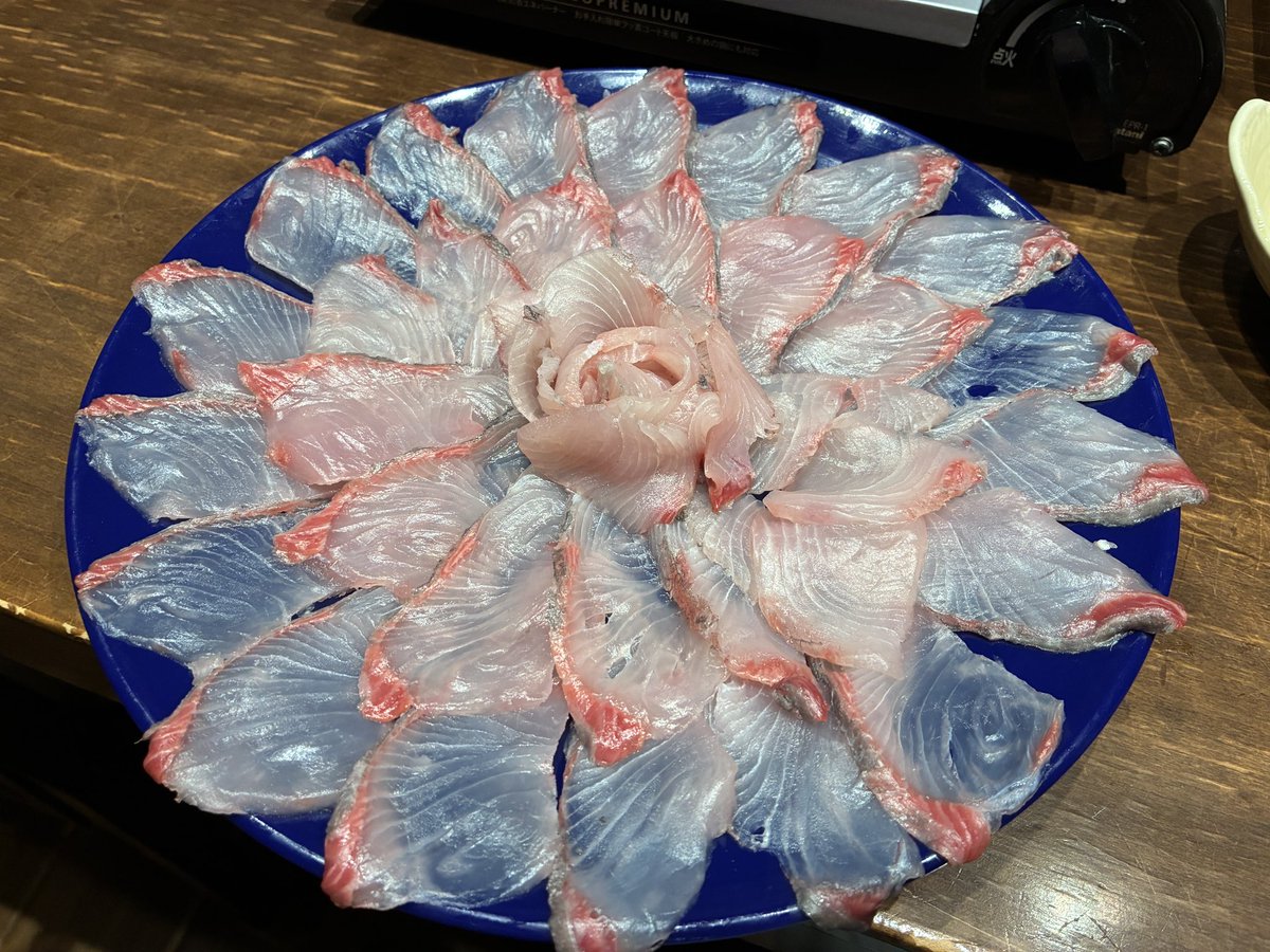 とろねこ tweet media