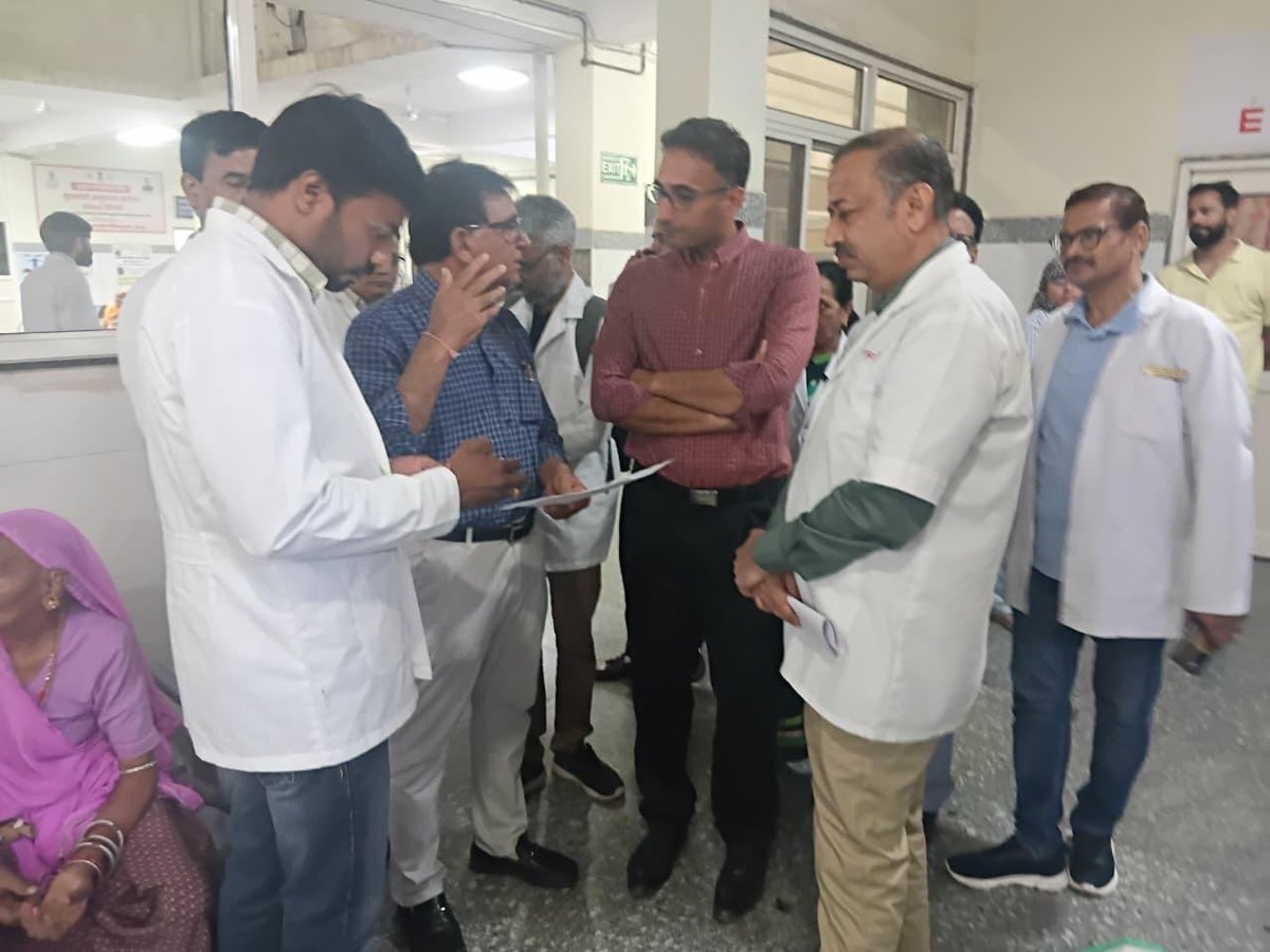 UdaipurDm's tweet image. जिला कलक्टर गौरव अग्रवाल ने मंगलवार को किया आरएनटी परिसर का दौरा

महाराणा भूपाल अस्पताल व सुपर स्पेश्यलिटी अस्पताल का निरीक्षण
मरीज के लिए सुविधाओं, व्यवस्थाओं और निर्माण कार्यों पर दिया विशेष जोर
#Udaipur