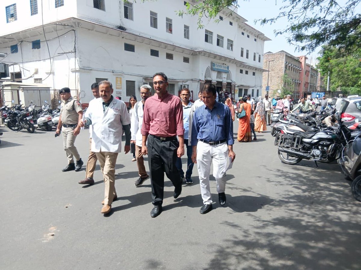 UdaipurDm's tweet image. जिला कलक्टर गौरव अग्रवाल ने मंगलवार को किया आरएनटी परिसर का दौरा

महाराणा भूपाल अस्पताल व सुपर स्पेश्यलिटी अस्पताल का निरीक्षण
मरीज के लिए सुविधाओं, व्यवस्थाओं और निर्माण कार्यों पर दिया विशेष जोर
#Udaipur