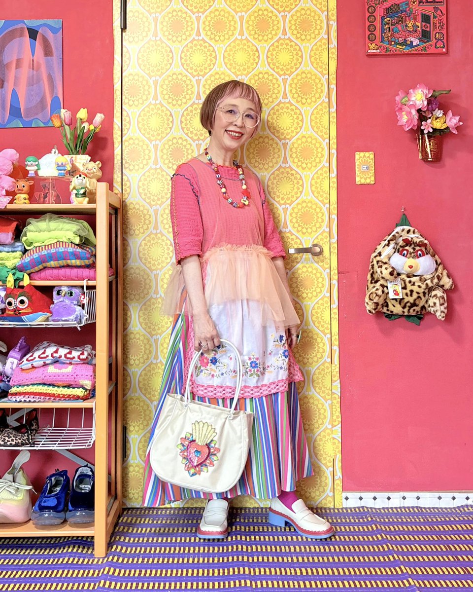 63歳
流行っているらしい？
エプロンコーディネートしてみました🌟
ヴィンテージのエプロンを春めいたスカートと合わせて🌸ピクニックしたいな🌷