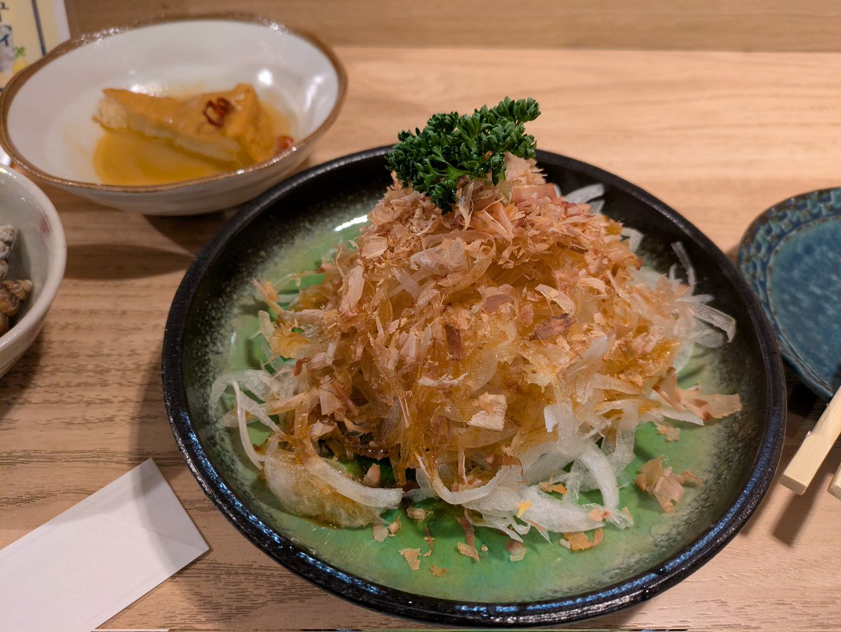 今月の月２ディナーに四谷[ずん太゛]さんへ行って来た😄
シンプルにご飯と味噌汁､自家製チャーシュー､ツブ貝の煮付け､オニオンサラダをいただきました😋
チャーシュー､味が染み込んでいてマジ👍️ツブ貝もウマウマ😋
ずん太゛さん２周年イベントも申し込んできた😁5月23日24日と楽しみだなぁ〜😉