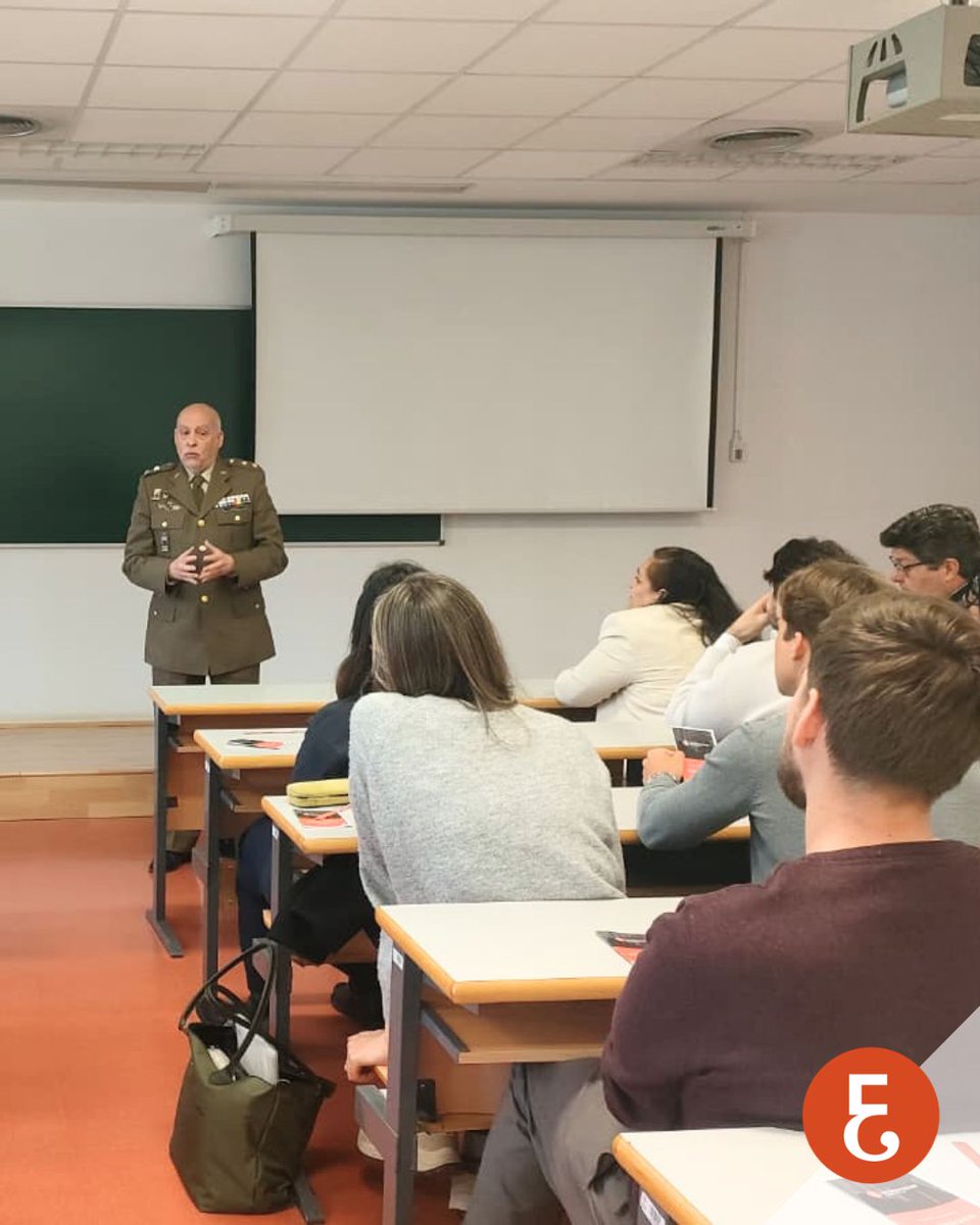 EconomistasSE's tweet image. No todo es blanco o negro; lo fundamental es la actitud ante cada experiencia. 📈✨

En la mesa redonda se destaca la importancia del esfuerzo: estudiar y trabajar para el futuro. «Sin sacrificio ni fracaso, no hay éxito». 💪🎓

#Economía #UPO