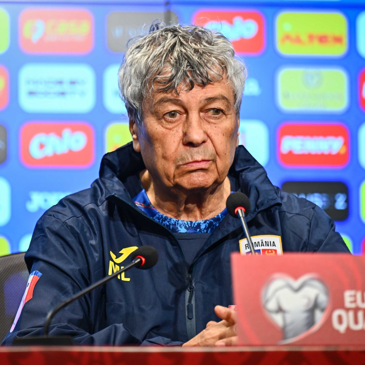 pusholder's tweet photo. Fatih Terim’den Lucescu’ya veda mesajı:

Sevgili Mircea,
Bu satırları yazmak hiç kolay değil.

Ama ömrünün neredeyse tamamını o eşsiz çim kokusuyla, yeşil zemin üzerindeki çizgiler arasında veya ötesinde, herkese nasip olmayacak büyük sorumluluklar altında geçirmiş iki futbol insanı olarak bu hikâyenin sessiz kalmadan tamamlanması gerekiyor.

Geride kalan yarım asırda insanlar değişti, devir değişti, futbol değişti, dünya değişti. Ama senin futbola olan tutkunda hiç eksilme olmadı.

Biz aynı öykünün farklı cümleleri olduk. Aynı sevinçler, hüzünler, fırtınalar, hayal kırıklıkları... Kazandık, kaybettik, eleştirildik, tebrik edildik, anlaşıldık, bazen hiç anlaşılmadık. Bizi birbirimize en çok yaklaştıran şey bence oyuna duyduğumuz sadakat oldu.

Kader, seni son kez çok sevdiğin İstanbul'a belki de bu yüzden getirdi.

Bu, temeline saygı ekilen bir veda mektubu. Sen, futbolun hakkını sonuna kadar verdin. Sadece Romanya'ya veya Türkiye'ye değil, bu oyuna çok şey verdin.

Ve biliyorum; nerede olursan ol, gözünün futbolun üzerinden ayırmayacaksın.

Huzur içinde uyu dostum.