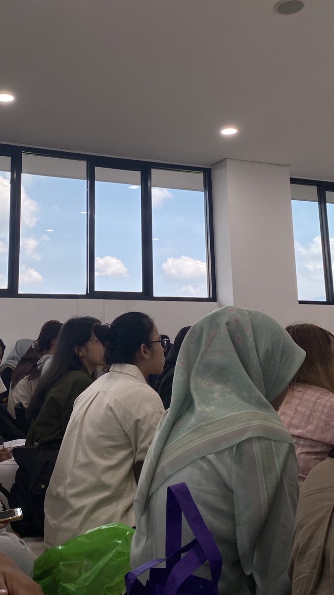 yeawlo's tweet photo. @unsoedmfs lagi nonton sempro &amp; salfok langitnya cakep bgt https://t.co/zXWxUnaBjD