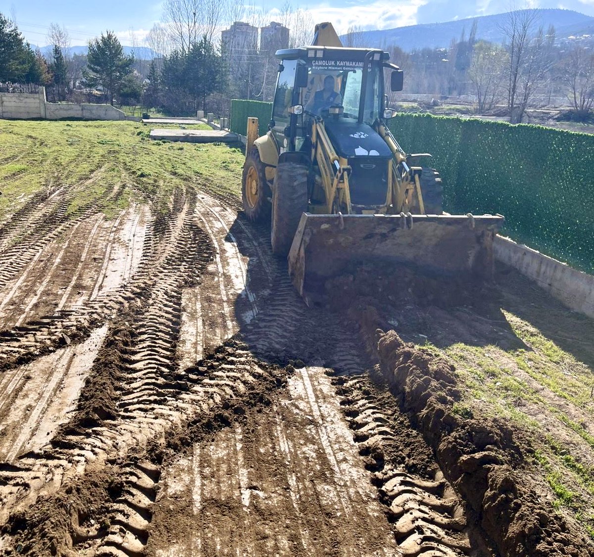 g_idaresi's tweet photo. Çamoluk Merkez Kur’an Kursu çevresinde, 4-6 yaş grubu çocuklara yönelik oyun parkı projesi başlatıldı. Giresun İl Özel İdaresi tarafından yürütülen çalışmalarda, zemin ve çevre düzenlemesi tamamlanan alan, kısa süre içerisinde oyun gruplarının;🚜⚒️🚧
#ÖzelİdareHerYerde
#Giresun👇 https://t.co/9L058F06kV