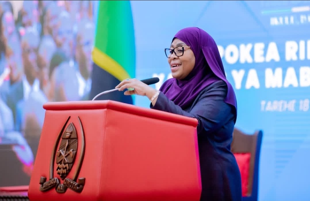 BagaMwal's tweet photo. Nimepokea Chanya tamko la Rais samia , la kupunguza matumizi ya serikali hususani katika misafara ya serikali. Hakika ni uamuzi bora .

Ila gharama za mafuta jitahidi zisiathiri gharama za bidhaa zingine naimani Rais na waziri mkuu wote ni wachumi bora ili halita washinda. https://t.co/F24I6I3PJj