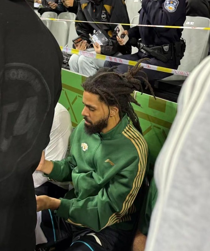 BeijingEvening's tweet image. 同曦歌手新援CBA首秀时间待定
J. Cole, a well-known American rapper who has won two #Grammy Awards, has made a cross-border move to join #China's Nanjing Tongxi Monkey Kings #Basketball Club. His registration hasn't been finalized yet, and the time of his debut remains