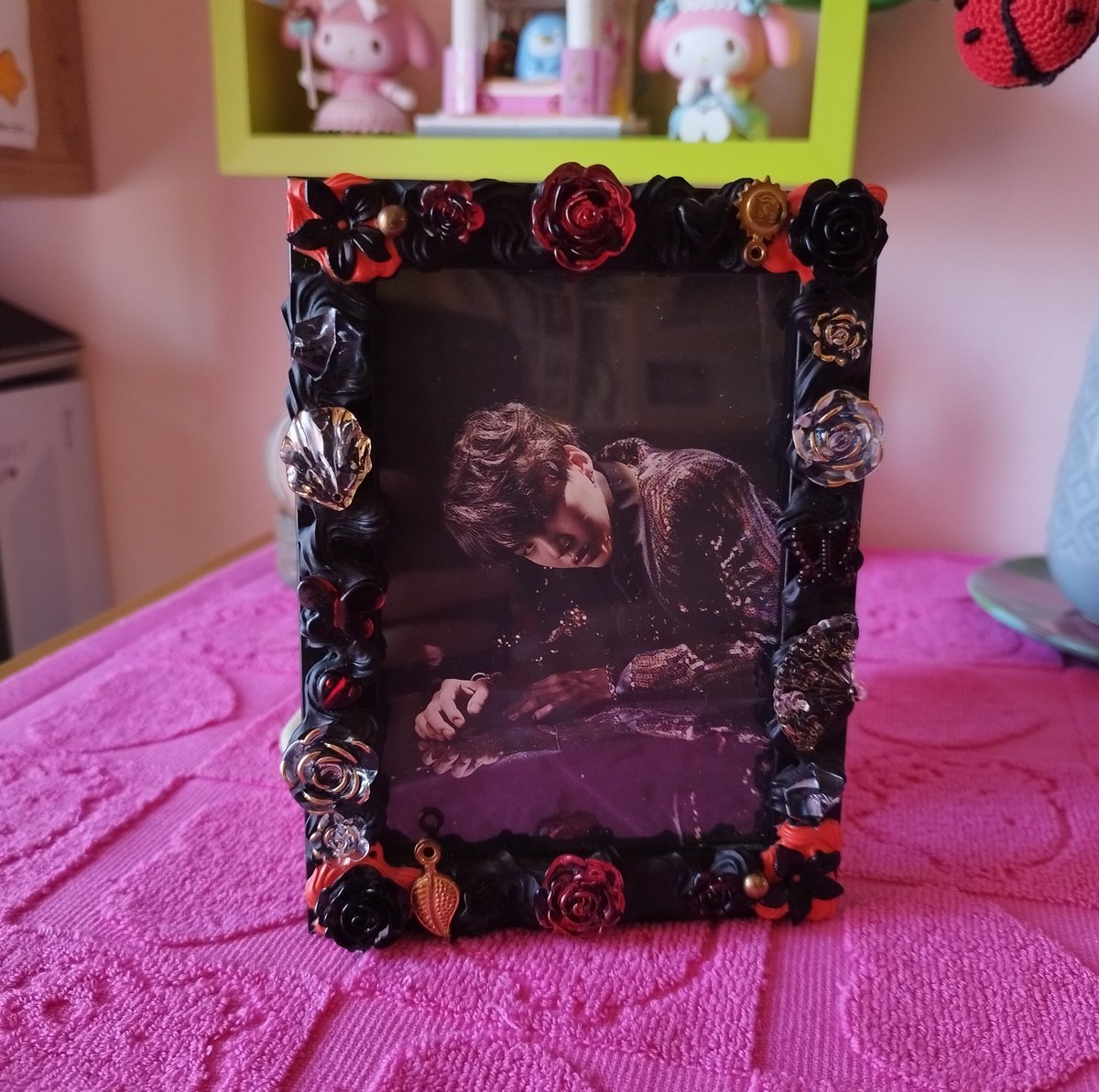 Carmivii's tweet photo. Amori VENDO questa cornice deco realizzata a mano da me a 7€ + spedizione, insieme alla foto di suga (o se volete del proprio bias sempre dei bts) 
Me l'avevano commissionata e non più acquistata, non ho spazio per tenerla conservata. 
Like + rt plis e dm se interessati❤️❤️ https://t.co/aid6a1zY1W