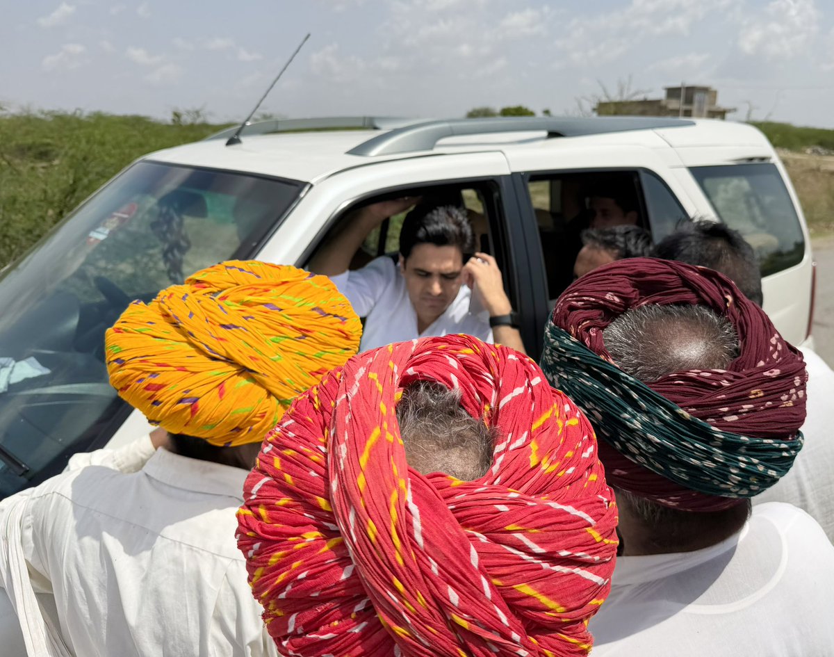 DrVikasAjmer's tweet image. आज ग्रामीण क्षेत्र में किसान भाइयों के बीच रहकर उनकी समस्याओं को सुना और समाधान करने का प्रयास किया !
#PeopleFirst #Ajmer