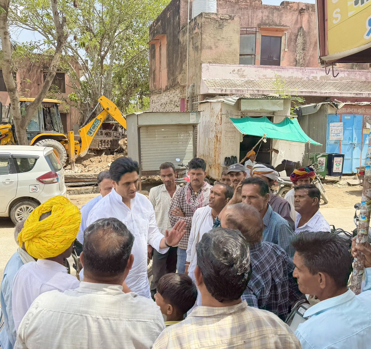 DrVikasAjmer's tweet image. आज ग्रामीण क्षेत्र में किसान भाइयों के बीच रहकर उनकी समस्याओं को सुना और समाधान करने का प्रयास किया !
#PeopleFirst #Ajmer