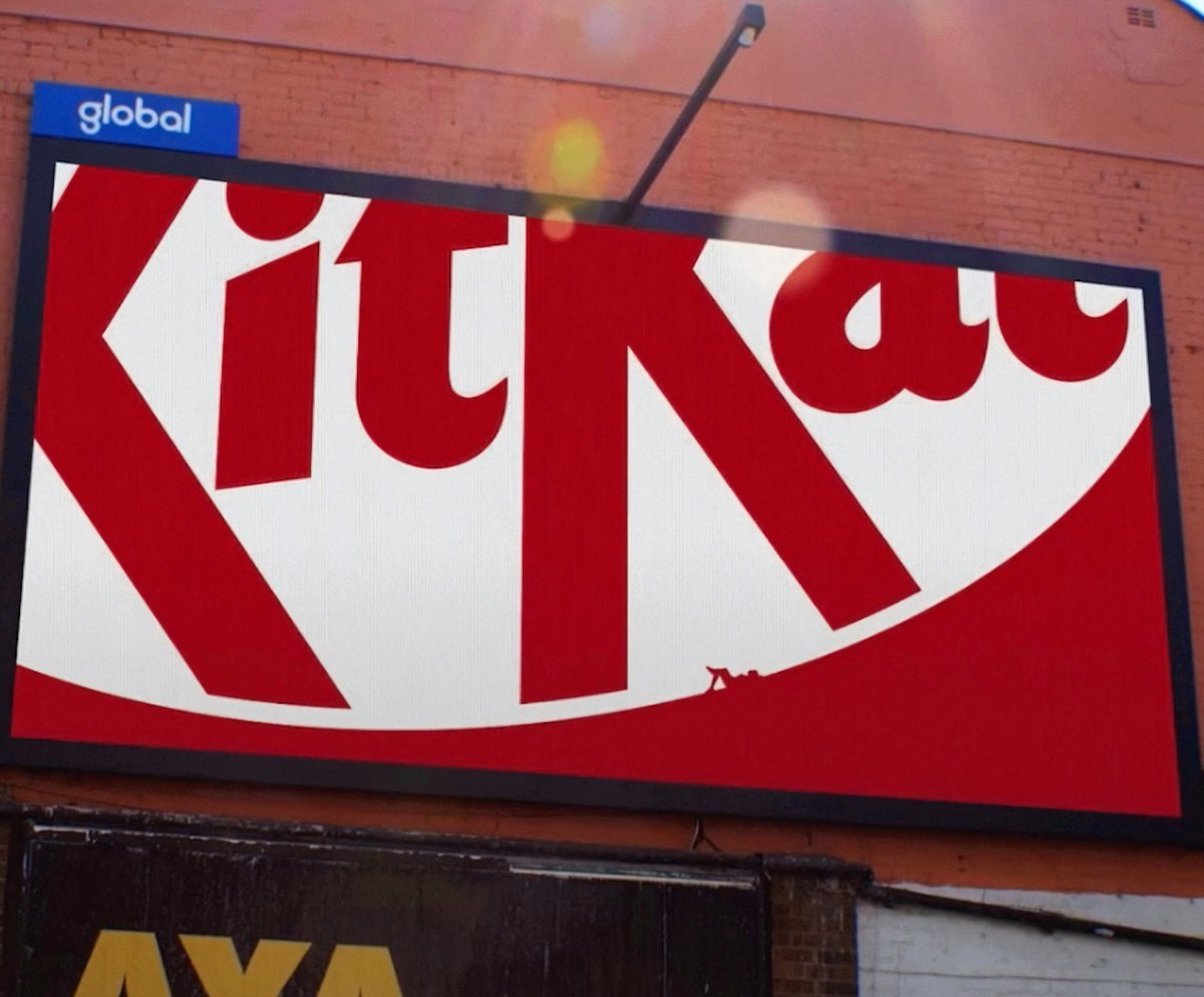 BrandGully's tweet image. Ah, so #KitKat joins the cropped logo outdoor scene with this new campaign in the UK. 

Interesting that they’ve got these tiny illustrations of humans drawn out on the logo unit to cue “Have a break, have a Kit Kat” (see zoomed-in image).

And looks like digital screens will