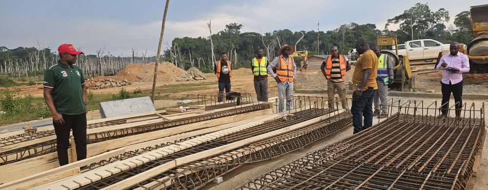 TheCameroonianZ's tweet photo. Construction du pont sur la Lobo à #Assok dans le Dja et Lobo...
L’ouvrage sort de terre. https://t.co/6hwXLe55bE
