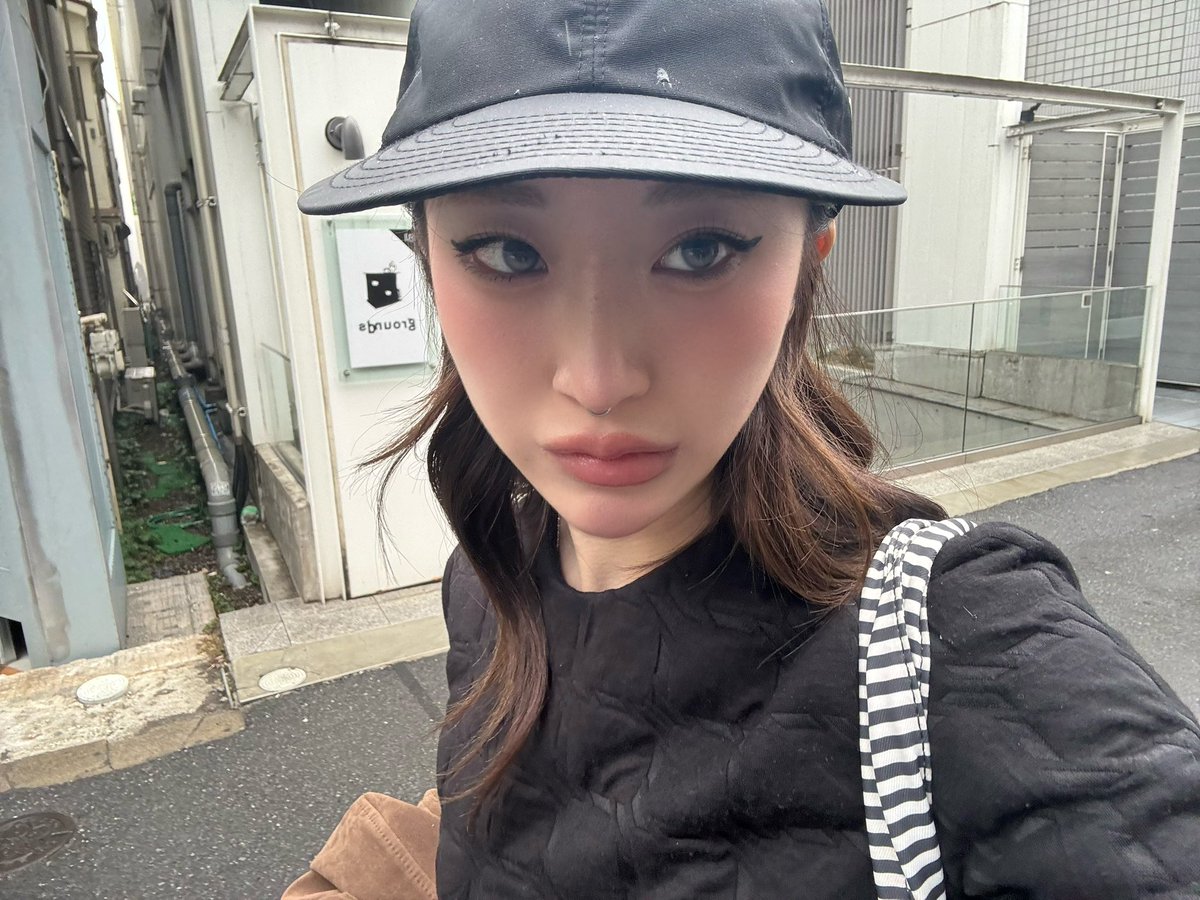 ヒ tweet media