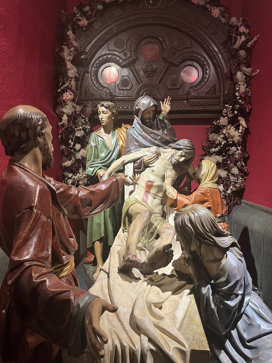 Don Juan González Moreno también dejó su Santo Entierro aquí, uno de los considerados mejores grupos hechos por él (junto con el de las Hijas de Jerusalén, tengo curiosidad por ir a verlo a Murcia)