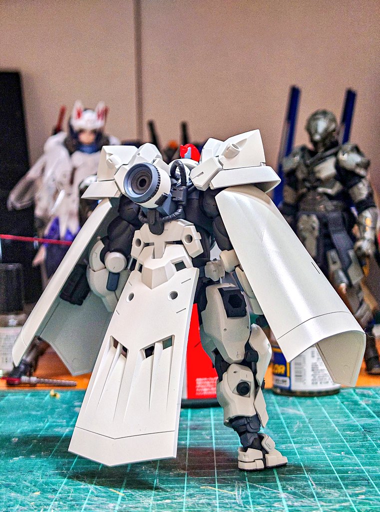 配色センスが無いので塗り終わった後もコレジャナイと感じて何度も塗り変えたり塗り分け部分増やしたりして全然進まない...。
それはそれとして高出力ジェネレーター的なのが背中にあるの良いですよね。