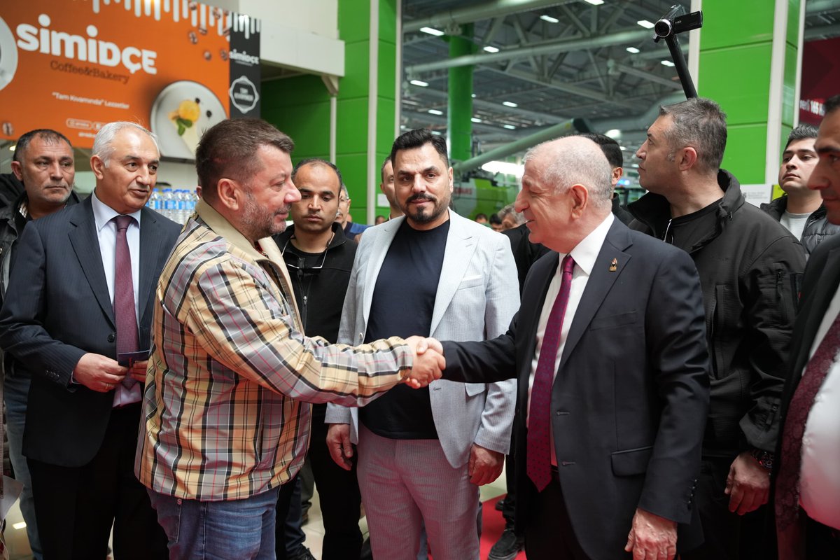zaferpartisi's tweet photo. Genel Başkanımız Sayın Prof. Dr. Ümit Özdağ ve beraberindeki parti heyetimiz, Konya TÜYAP Fuar Merkezi’nde düzenlenen Tarım Fuarı’nı ziyaret etti.

Fuar kapsamında tarım sektörünün temsilcileri ve üreticilerle bir araya gelen Sayın Genel Başkanımız, sergilenen yerli üretim teknolojilerini yerinde inceleyerek sektörün mevcut durumu ve geleceği üzerine istişarelerde bulundu.

Ziyaretimiz sırasında standımızı ve heyetimizi yoğun ilgiyle karşılayan Konya halkına, üreticilerimize ve tüm fuar katılımcılarına teşekkür ederiz.