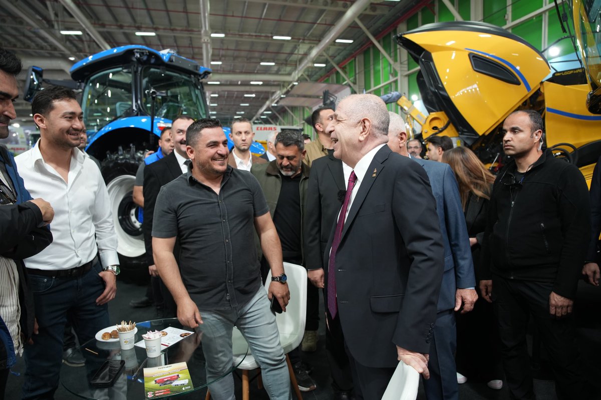 zaferpartisi's tweet photo. Genel Başkanımız Sayın Prof. Dr. Ümit Özdağ ve beraberindeki parti heyetimiz, Konya TÜYAP Fuar Merkezi’nde düzenlenen Tarım Fuarı’nı ziyaret etti.

Fuar kapsamında tarım sektörünün temsilcileri ve üreticilerle bir araya gelen Sayın Genel Başkanımız, sergilenen yerli üretim teknolojilerini yerinde inceleyerek sektörün mevcut durumu ve geleceği üzerine istişarelerde bulundu.

Ziyaretimiz sırasında standımızı ve heyetimizi yoğun ilgiyle karşılayan Konya halkına, üreticilerimize ve tüm fuar katılımcılarına teşekkür ederiz.