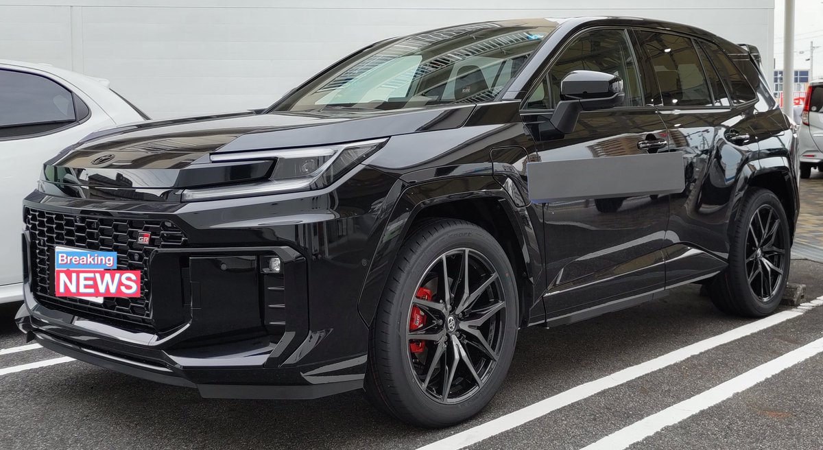 Ai300198201's tweet image. やはり？だいぶいかつく感じますね。
リアのRAV4のエンブレムはシルバーが強調されますが、好みがわかれるでしょうか。
念の為、スポイラー中央を再確認するもやはり固定はされておらず。
空力のプロの後輩に連絡するも解らずでした。
C-HRやbZ4Xのリアスポ原理は即答でしたが…
#トヨタ
#RAV4
#TOYOTA