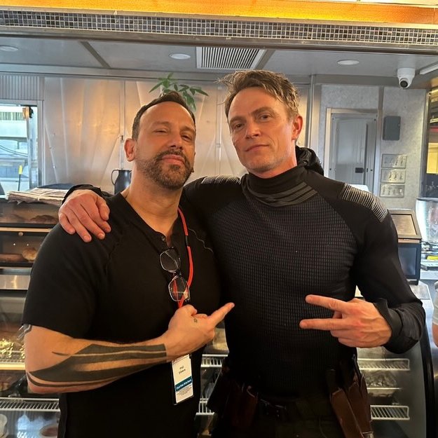 IRENE：CharlieCoxRoom tweet media