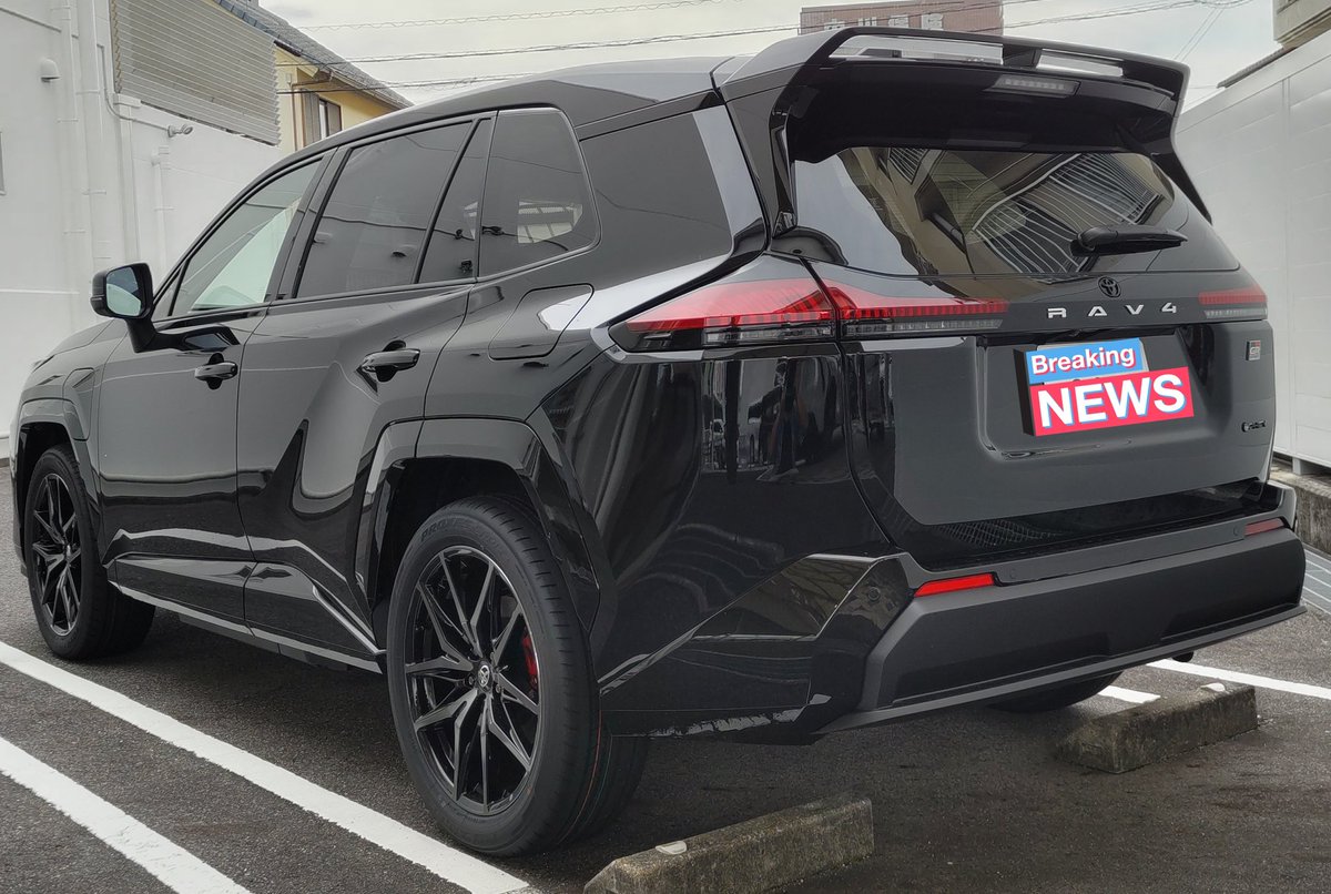 Ai300198201's tweet image. やはり？だいぶいかつく感じますね。
リアのRAV4のエンブレムはシルバーが強調されますが、好みがわかれるでしょうか。
念の為、スポイラー中央を再確認するもやはり固定はされておらず。
空力のプロの後輩に連絡するも解らずでした。
C-HRやbZ4Xのリアスポ原理は即答でしたが…
#トヨタ
#RAV4
#TOYOTA