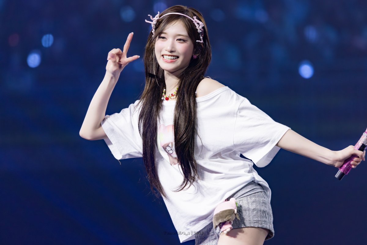 Temeraire_a's tweet image. 260321          
2026 IVE THE 4TH FAN CONCERT         
&amp;lt;DIVE into IVE&amp;gt; DAY 1     

이서 (3)              

#이서 #LEESEO 
#IVE #아이브 #DIVE_into_IVE