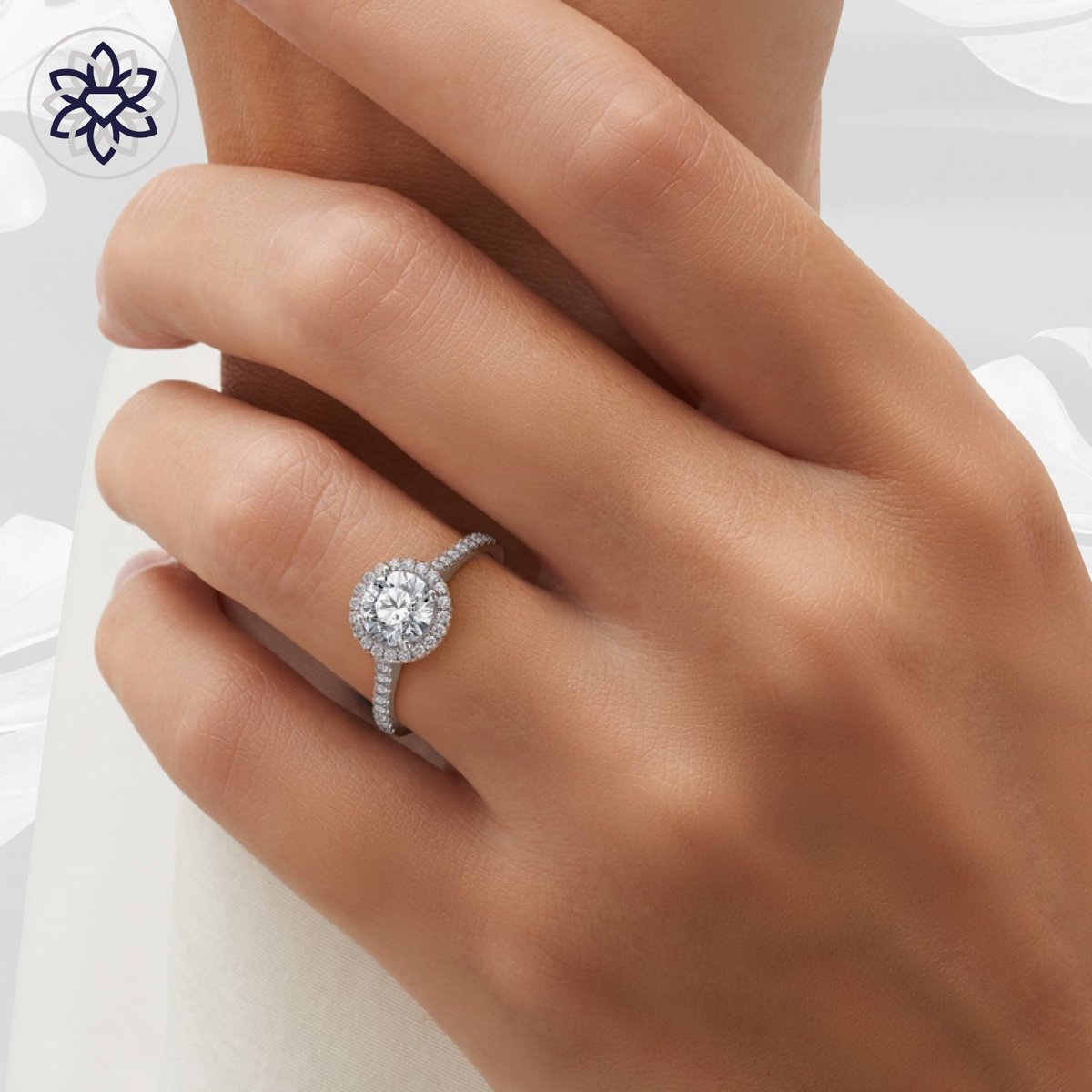 AlmasOnline's tweet image. 💎 Round-Shaped Halo Diamond Ring in White Gold 💎
Ph: +971 4 554 6028 Website: almas-online.com
#RoundDiamond #HaloRing #WhiteGold #ClassicElegance #AlmasOnline #TimelessBeauty #EngagementRing