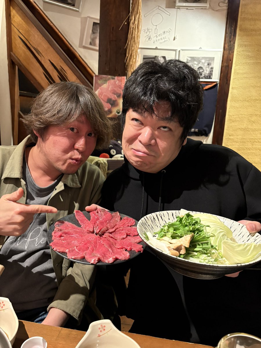 3outigu's tweet photo. 昨日は、軍団員のペガとタングに馬刺しと馬肉のしゃぶしゃぶで誕生日祝いをしてもらいました！！！

楽しくて、久しぶりに飲みすぎた！！
2件目で行ったカラオケに着てたトレーナーを忘れる失態を犯してしまった… https://t.co/AR7v3tAW3z