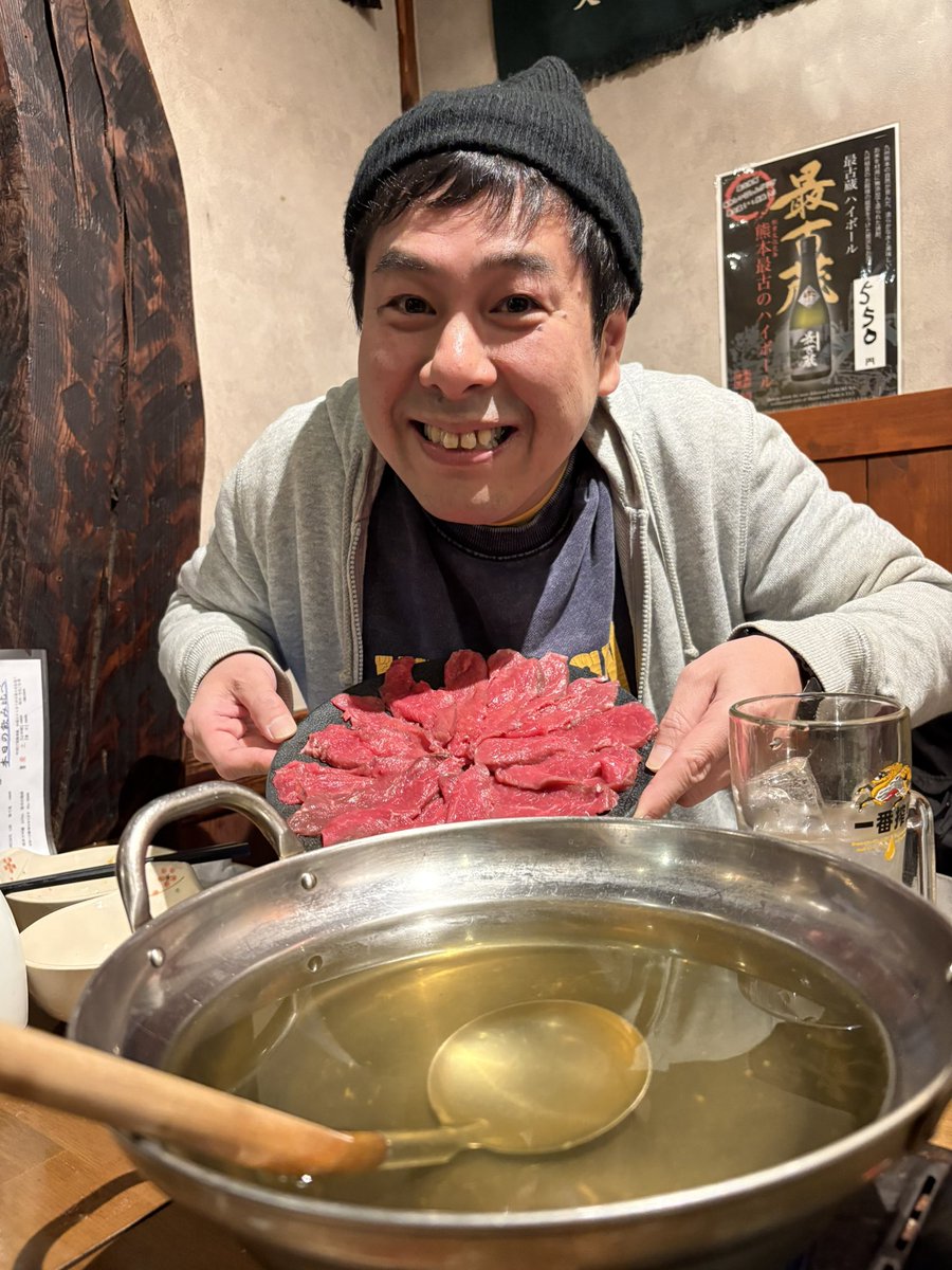 3outigu's tweet photo. 昨日は、軍団員のペガとタングに馬刺しと馬肉のしゃぶしゃぶで誕生日祝いをしてもらいました！！！

楽しくて、久しぶりに飲みすぎた！！
2件目で行ったカラオケに着てたトレーナーを忘れる失態を犯してしまった… https://t.co/AR7v3tAW3z