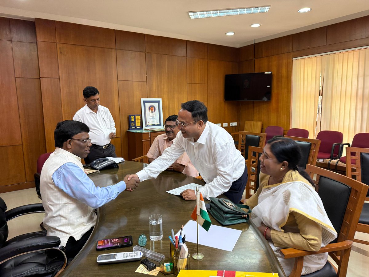 ChambersIndian's tweet photo. Courtesy meet to Ramesh Tawadkar, Hon’ble Minister for Tribal Affairs, Sports and Culture, Government of Goa
by. Shri. Subir Paul,National President, ICCSWE, New Delhi India @ramesh_tawadkar @narendramodi @PMOIndia @dcmsmeoffice @minmsme @jitanrmanjhi @DrPramodPSawant https://t.co/Tcs47JIYEE